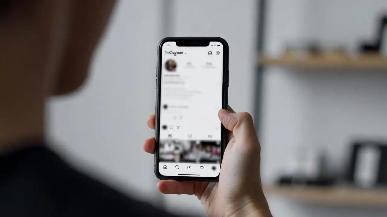 Infografis perubahan algoritma Instagram 2026 dengan perbandingan sebelum dan sesudah, ditampilkan dengan arrow dan highlight pada fitur-fitur baru yang berpengaruh