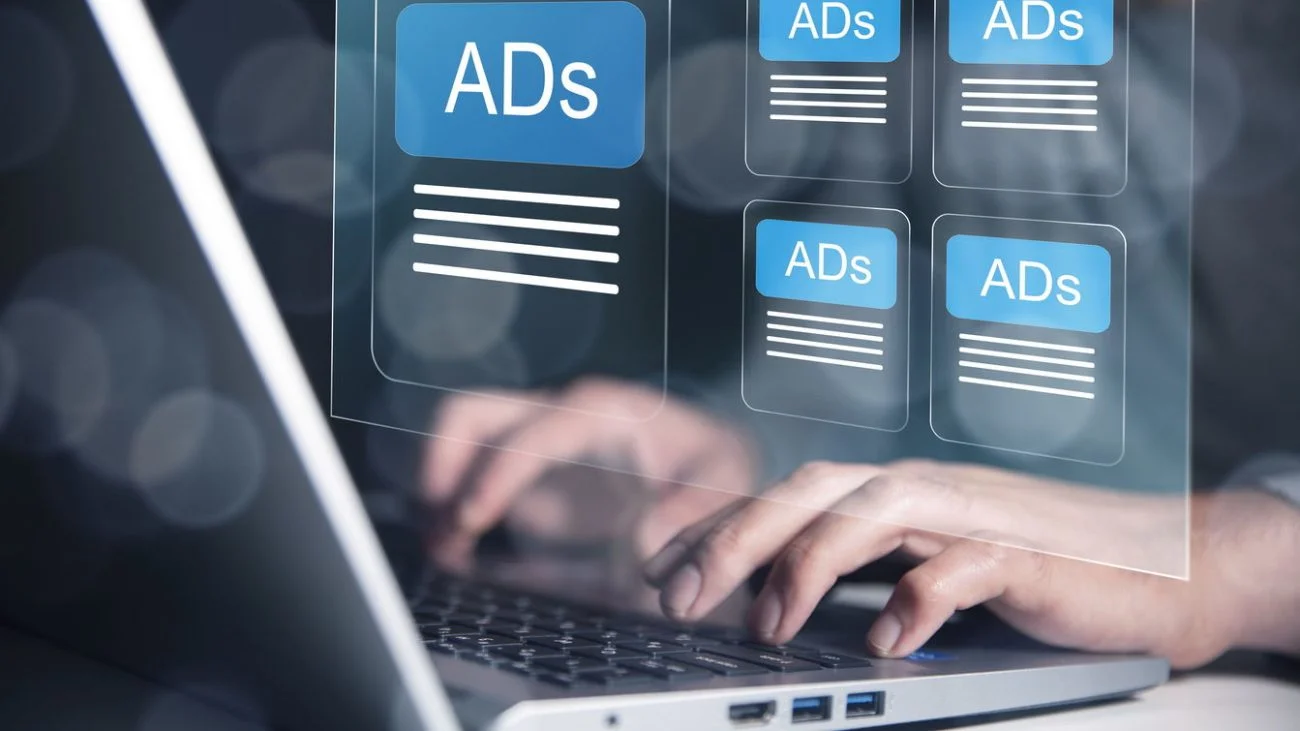 laptop yang mengeluarkan hologram gambar "Ads"